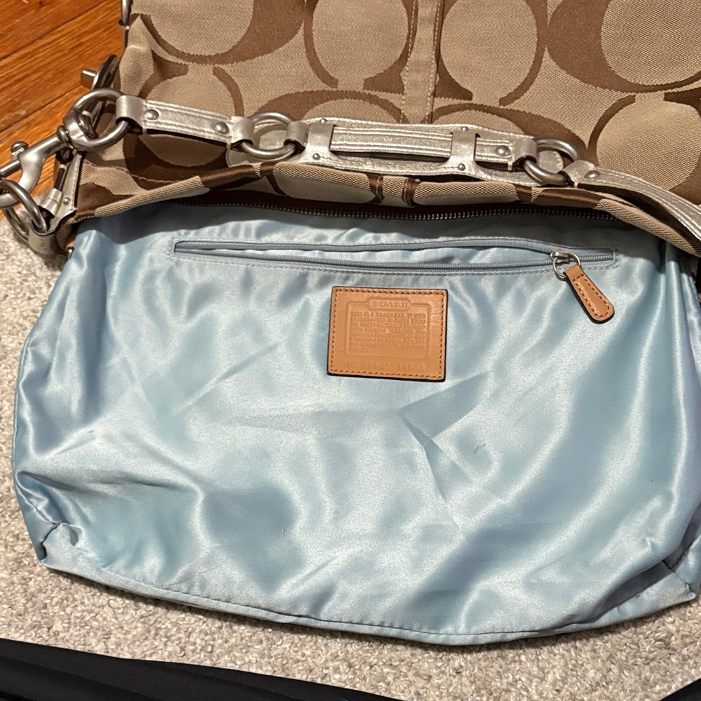No call outs like newCoach Carly Hobo should bag. Bag was released 2006-2007. - Picture 12 of 16